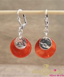 Boucles d&rsquo;oreilles dormeuses en argent et nacre capucine de La Petite Sardine