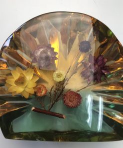 Fleurs séchées dans pièce de résine